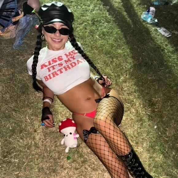 New Large "Kiss Me Its My Birthday" White Red Crop‎ Top Short Sleeve T Shirt - Picture 4 of 5